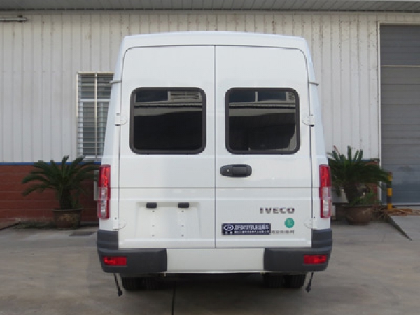 依維柯15座柴油運兵車(chē)