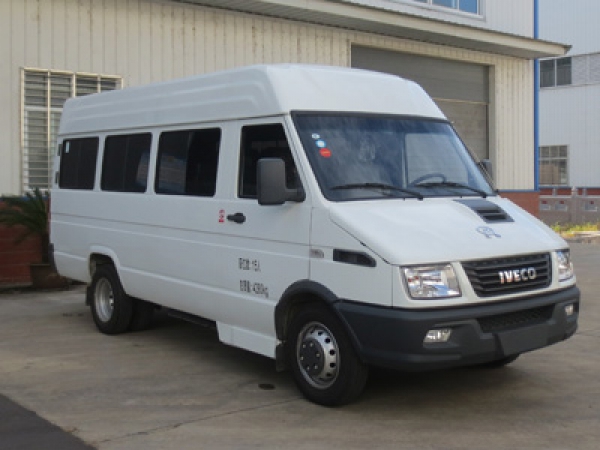 依維柯15座柴油運兵車(chē)