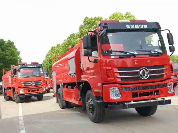 東風(fēng)四驅越野8.5噸供水車(chē)